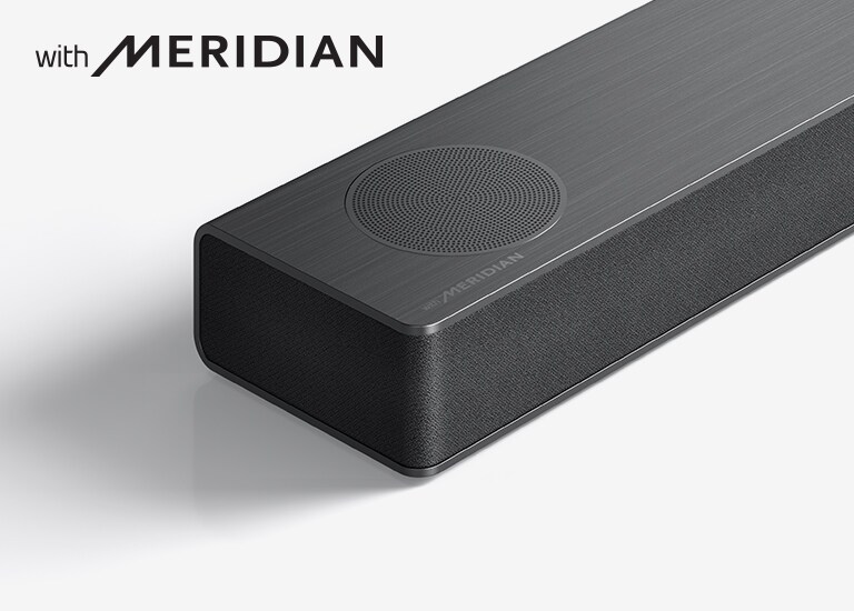 Nahansicht der linken Seite der LG Soundbar mit Meridian-Logo unten links.