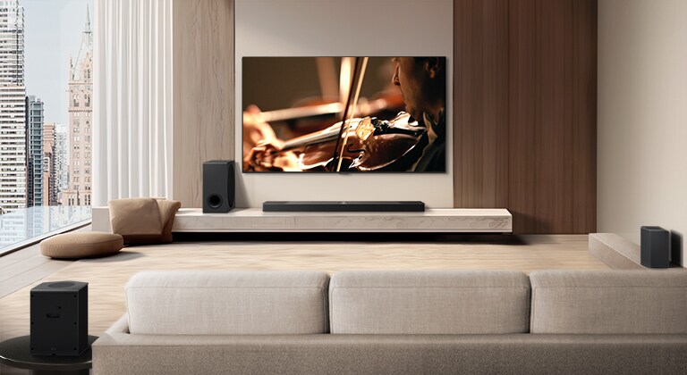 LG TV, LG Soundbar, ein Subwoofer und hintere Lautsprecher stehen in einer modernen Stadtwohnung. Der Hintergrund wird gedimmt und ein Raster wird über das Bild des LG TVs gelegt, wie ein Scan des Raums. Eine gepunktete Linie geht von einem der hinteren Lautsprecher aus, um die lineare Anordnung der beiden hinteren Lautsprecher zu zeigen. Weiße Klangkugeln fügen sich zu Wellen zusammen und füllen den Raum mit Klang.