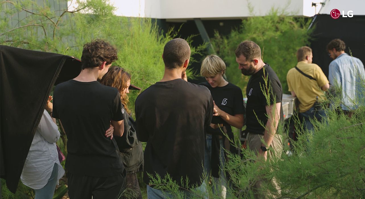 Menschen versammeln sich im Gras