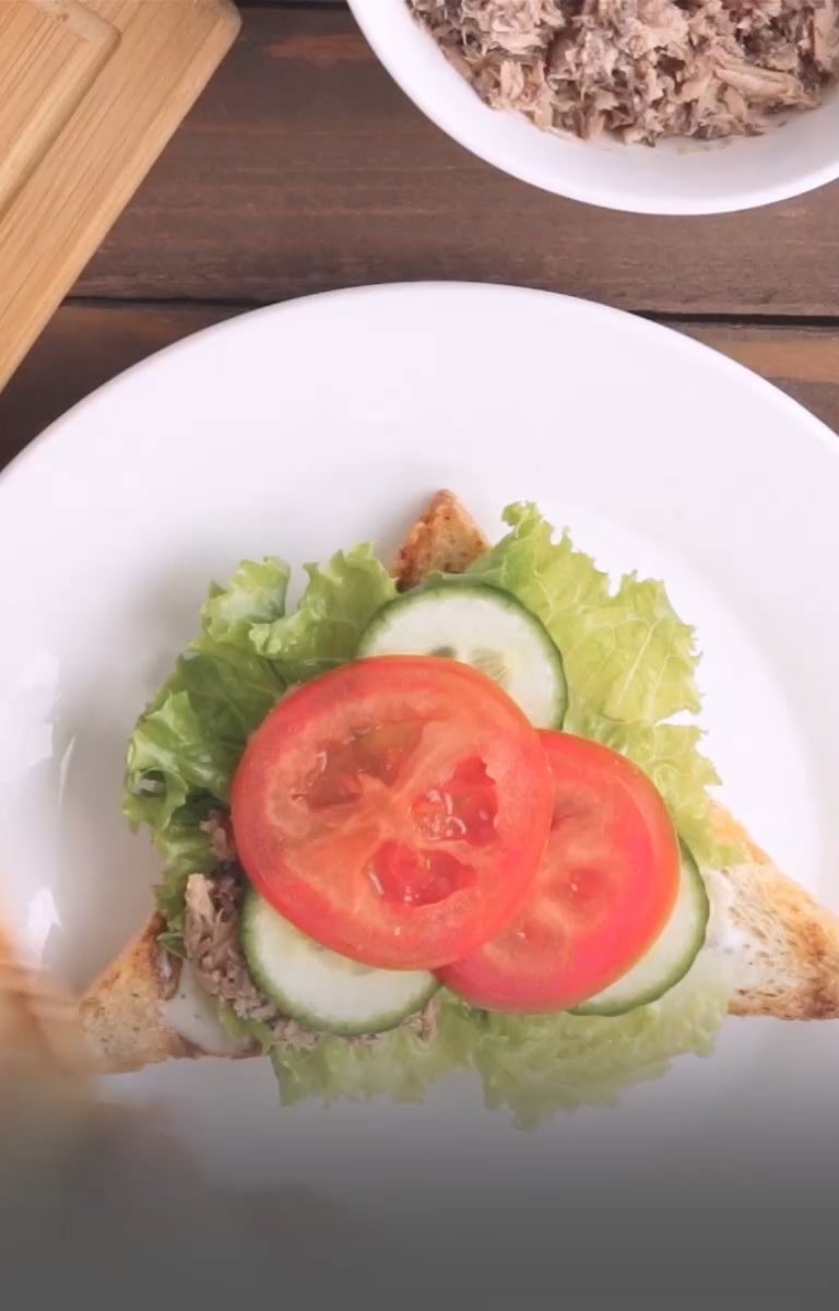 Eine Familie, die Essen auf sauberem Geschirr zubereitet und eine Mahlzeit genießt