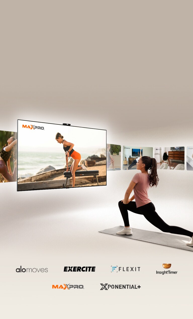 Eine Frau steht vor einem LG TV im Ausfallschritt auf einer Yogamatte. Der Fernseher zeigt abwechselnd Videos von Exercite, Xponential, Alo Moves, FLEXIT, Insight Timer und Maxpro.