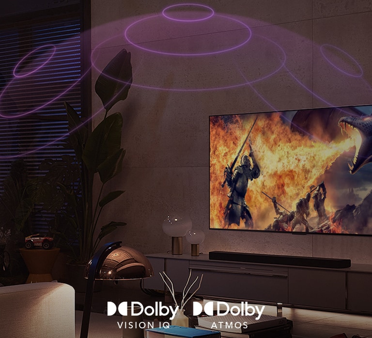 Die Logos von Dolby Vision IQ und Atmos sind horizontal angeordnet. Unterhalb der Logos sitzen ein Vater und ein Sohn auf einer Couch und sehen fern. In der Mitte des schwarz-orangenen Hintergrunds ist ein Mädchen zu sehen, das einen mineralischen Stein hält.