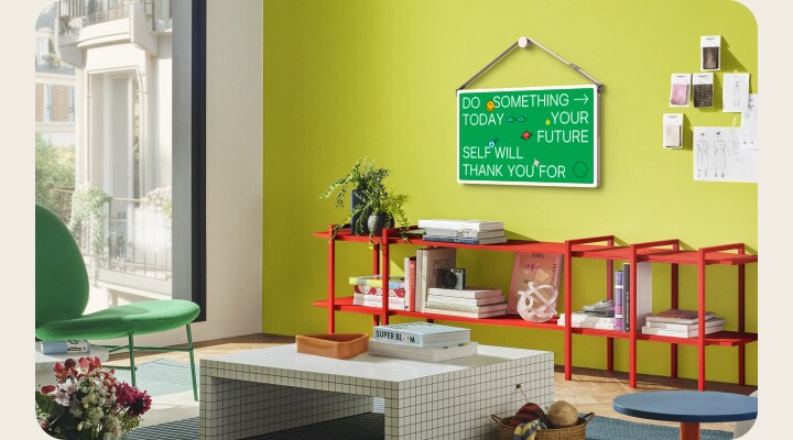 Verschiedene Wohnräume mit LG StanbyME 2-Bildschirmen an der Wand. Ein Kunstposter-Inhalt ist auf den Bildschirmen zu sehen.