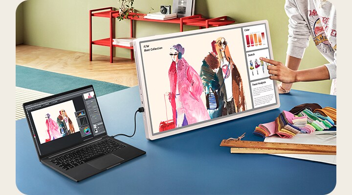 Der StanbyME 2 ist mit einem anderen Gerät verbunden, auf dem Meeting-Unterlagen zu sehen sind.