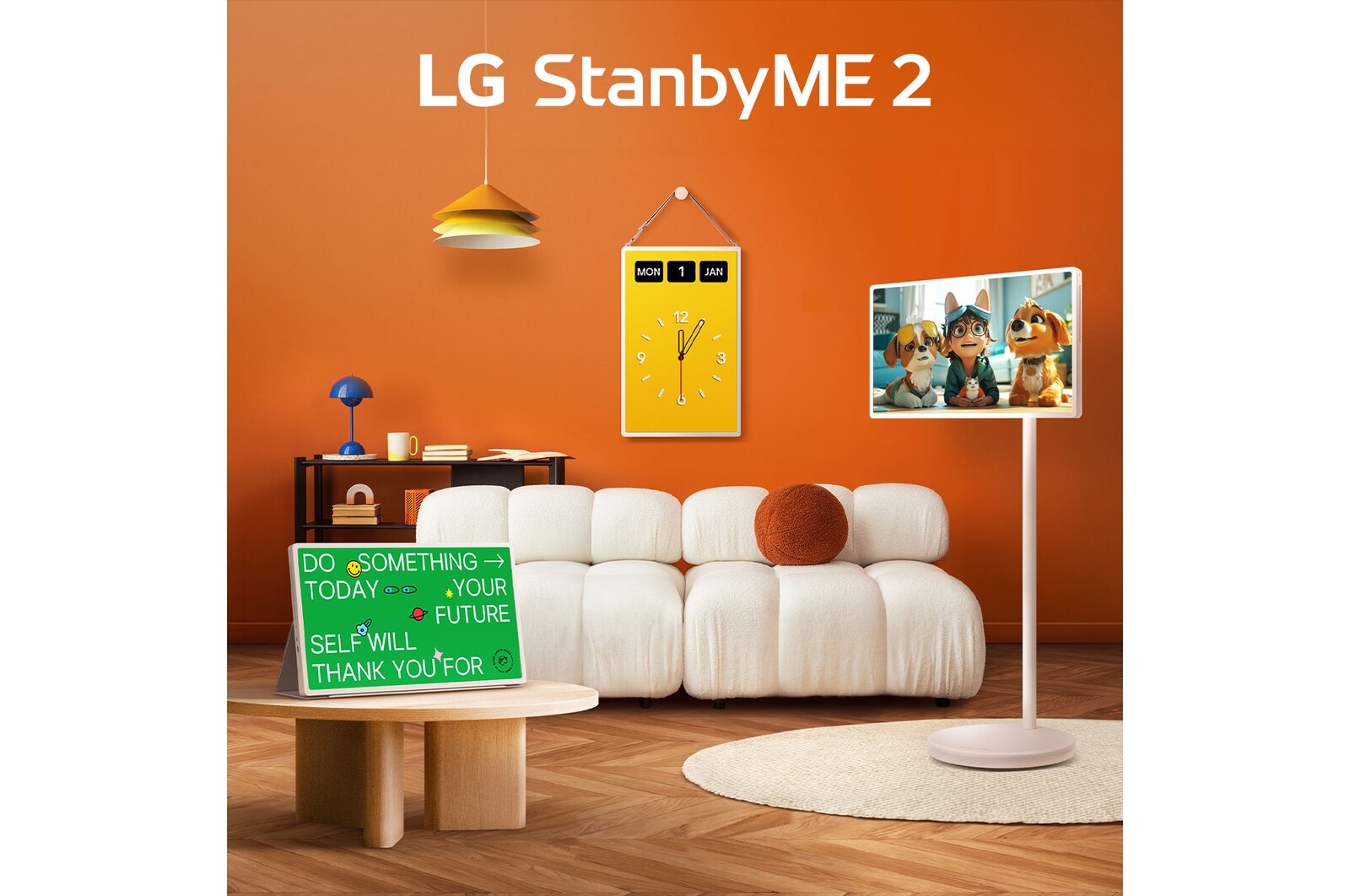 LG StanbyME 2-Bildschirme werden in einem modernen Wohnzimmer gezeigt. Ein StanbyME 2 ist auf einem Standfuß montiert, einer ist an der Wand aufgehängt, der andere steht mit dem Folio Cover auf einem Tisch.