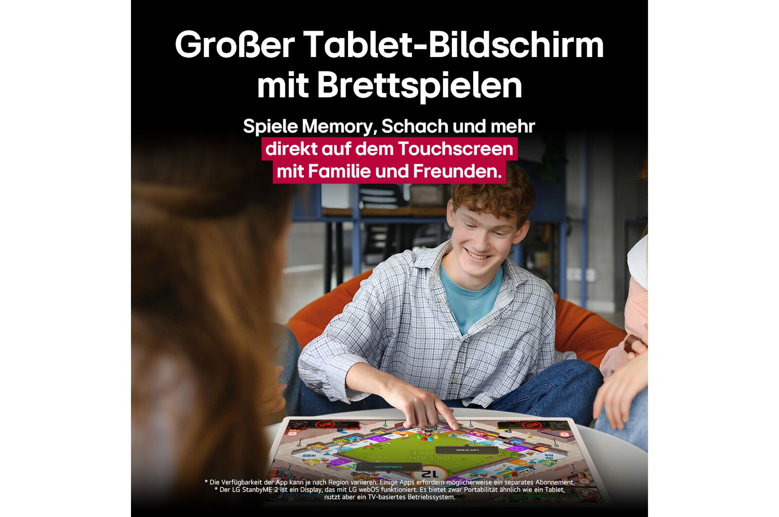 Eine Gruppe von Freunden spielt ein Brettspiel auf dem LG StanbyME 2 auf dem Tisch. Der große Tablet-Bildschirm wird gezeigt. Im Text geht es um das Spielen direkt auf dem Touchscreen.
