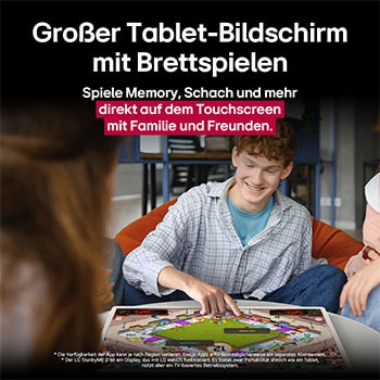 Eine Gruppe von Freunden spielt ein Brettspiel auf dem LG StanbyME 2 auf dem Tisch. Der große Tablet-Bildschirm wird gezeigt. Im Text geht es um das Spielen direkt auf dem Touchscreen.