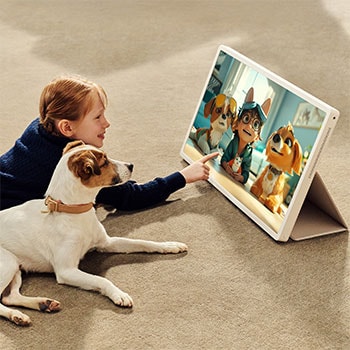 Ein Mädchen mit seinem Welpen sieht sich eine Show auf dem LG StanbyME 2 an. Das Folio Cover wird verwendet und der Bildschirm wird wie ein Tablet gestützt.