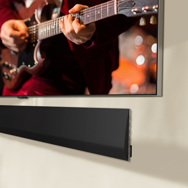 Eine schräge Perspektive der Unterseite eines LG OLED TV und einer LG Soundbar.	