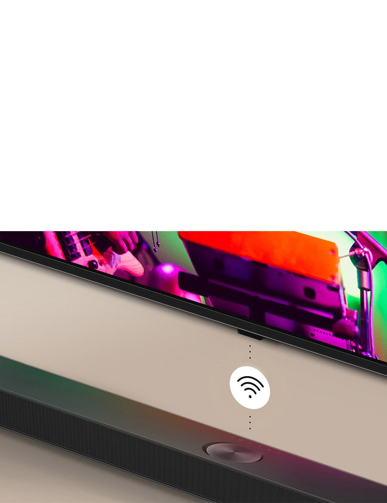 Ein Fernseher und eine Soundbar von LG an der Wand mit einer weißen Wi-Fi-Symbolgrafik in der Mitte.