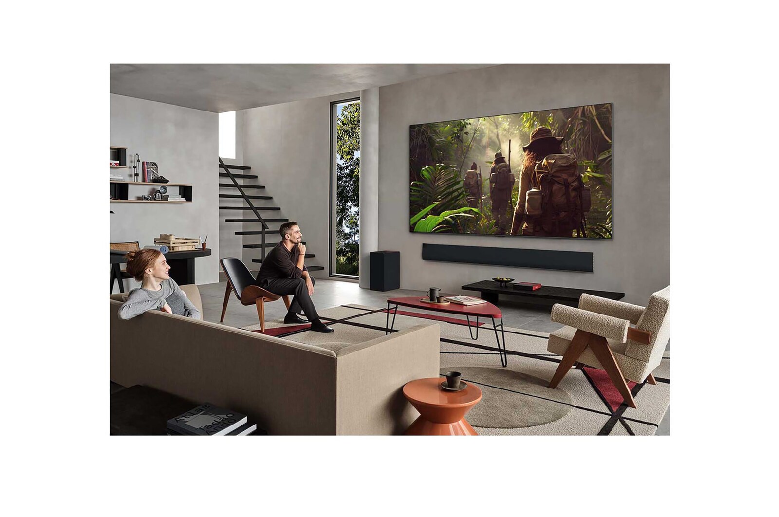 Ein Wohnzimmer mit einem an der Wand montierten LG OLED-Fernseher. Auf dem Fernseher ist eine Bergkette vor einem dunklen Abendhimmel voller Sterne zu sehen. Diese Szene ist in zwei Hälften geteilt. Die eine Seite zeigt eine trübe, graue Version der Landschaft mit der Bezeichnung Non Perfect Black Display. Auf der anderen Seite ist ein angenehmeres Bild mit einem größeren Dynamikbereich von Schwarz und Weiß zu sehen. Dies ist mit Perfect Black Display gekennzeichnet. Auch die Logo-Zertifizierung ist sichtbar: Perfect Black Technology liefert Schwarzwerte von 0,24 nit oder weniger bis zu 500 Lux. 