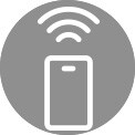 Das Bild links zeigt einen Mann, der auf sein Handy schaut. Das Bild rechts zeigt die Waschmaschine zu Hause mit einem grünen Licht auf dem Display. In der Mitte der beiden Bilder in einem Bild des Bildschirms des Telefons, das die Waschmaschine in der LG ThinQ-App und ein Symbol für Konnektivität zeigt.