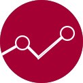 In einem Waschraum steht eine Waschmaschine. Eine Hand, die ein Telefon hält, zeigt den Bildschirm in die Kamera. Auf dem Bildschirm werden die Wartungsinformationen und der Energieverbrauch mit einem WLAN-Symbol über dem Bildschirm angezeigt.