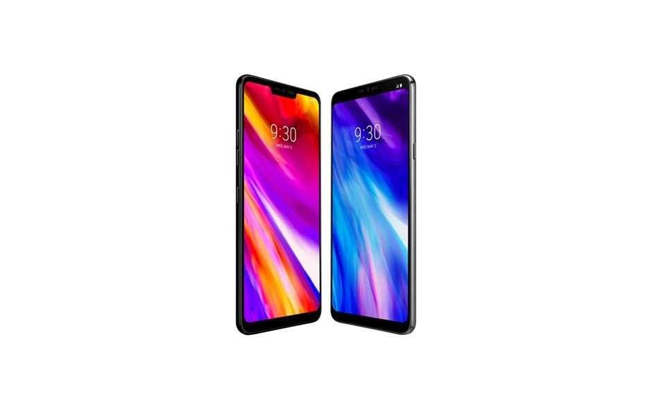 Das LG G7 ThinQ Smartphone aus zwei verschiedenen Blickwinkeln vor weißem Hintergrund. 