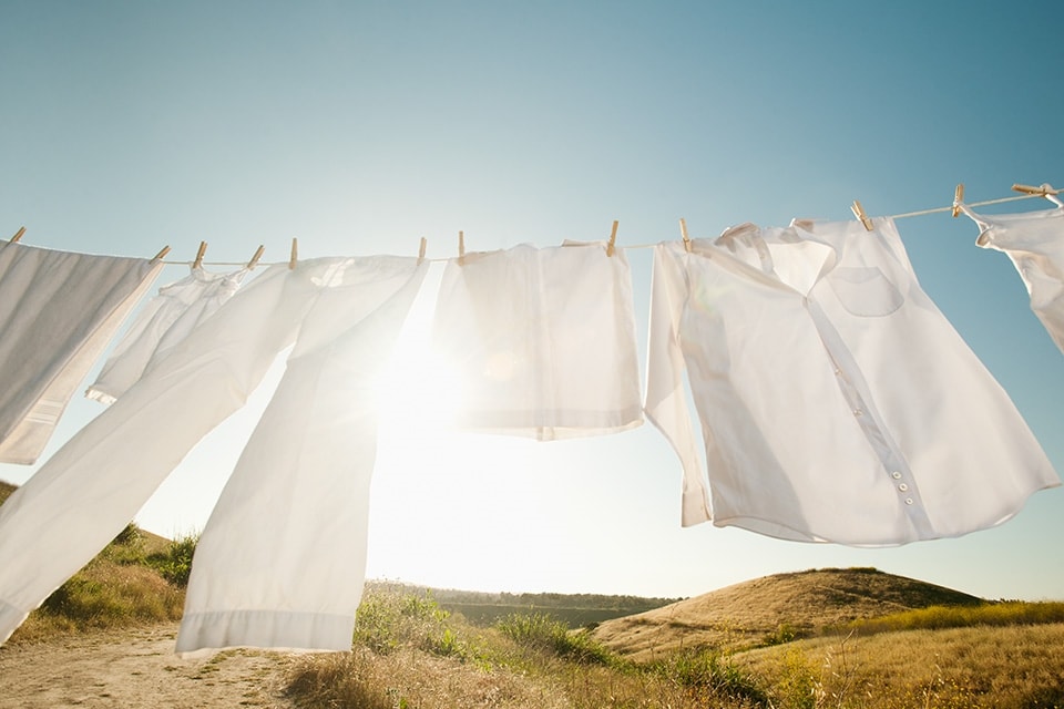 Weiße Kleidung auf der Wäscheleine hängend