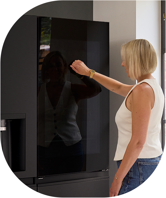 Eine Frau benutzt einen LG InstaView-Kühlschrank und eine Szene, die das Innere des Kühlschranks zeigt.