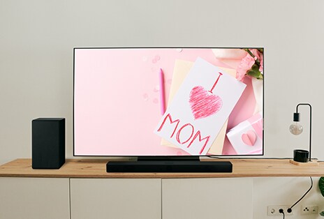Fernseher im Wohnzimmer platziert.