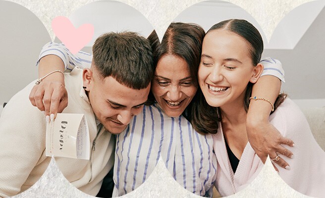 Foto einer Mutter mit ihren Kindern (Bruder und Schwester).