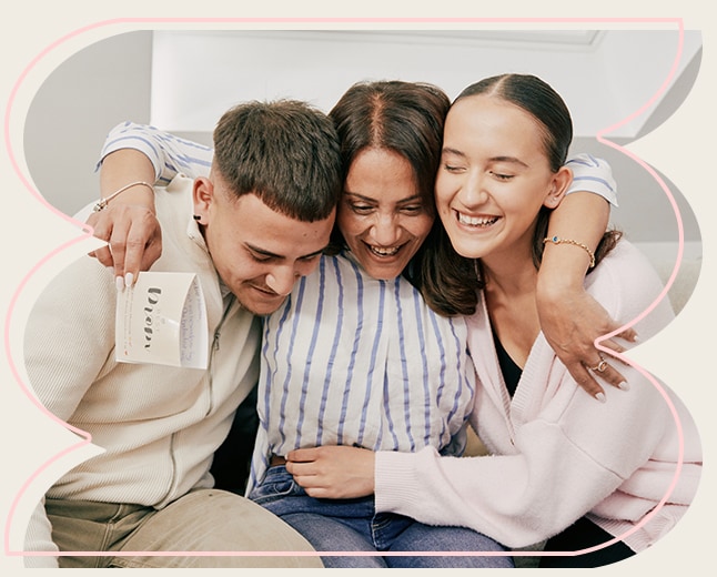 Ein rührender Moment einer bewegten Mama und einer glücklichen Familie zusammen.