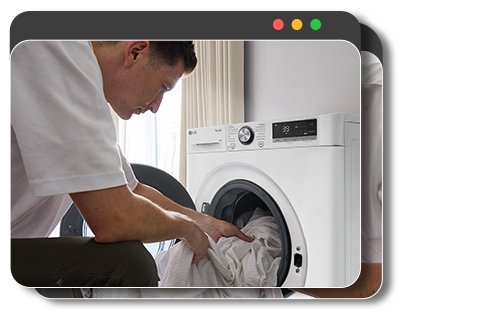 Benutzer legt Wäsche in die Waschmaschine und startet den Waschvorgang fernbedient mit einer Smartphone-App.