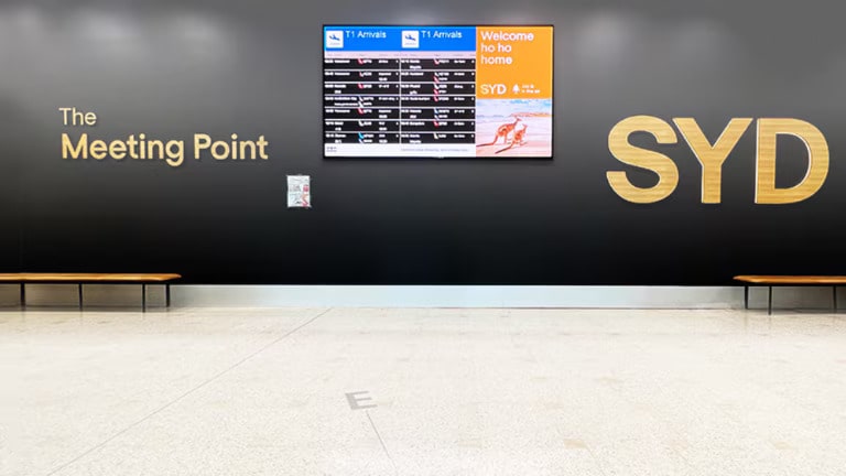 The Meeting Point Sydney Airport: LG Digital Signage Solutions for Transportation							3