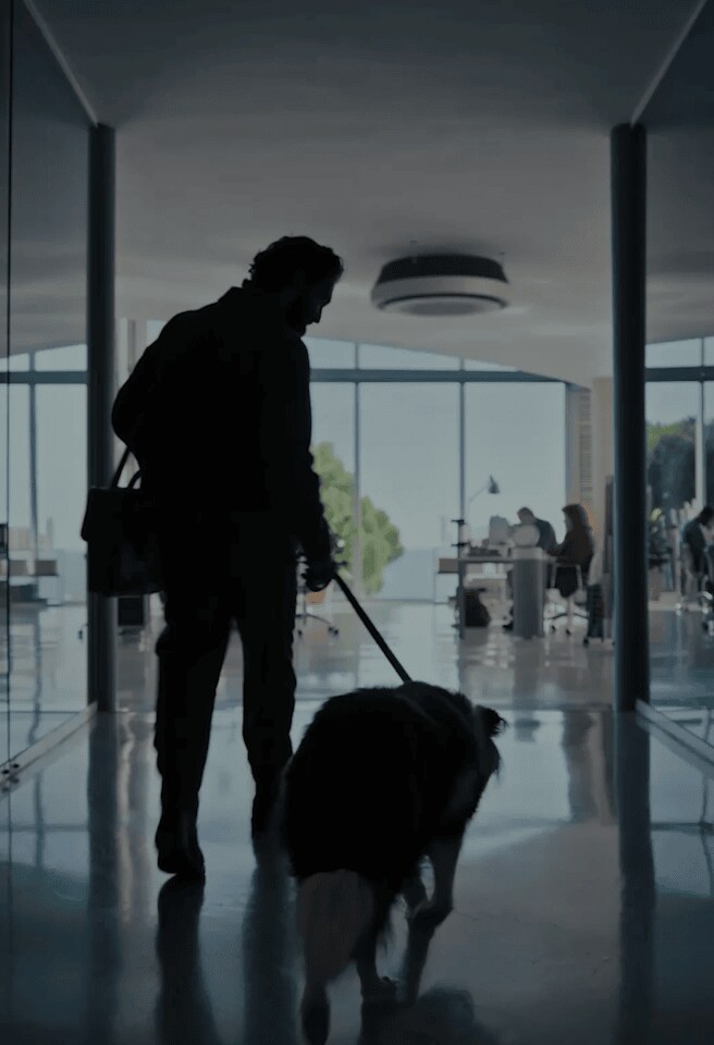 A man walks into the office holding a dog leash. A man in the driver's seat looks sad as LG AI shows him a family photo. The car display is shown in a close-up as LG AI pulls up a map and revisits a memory.