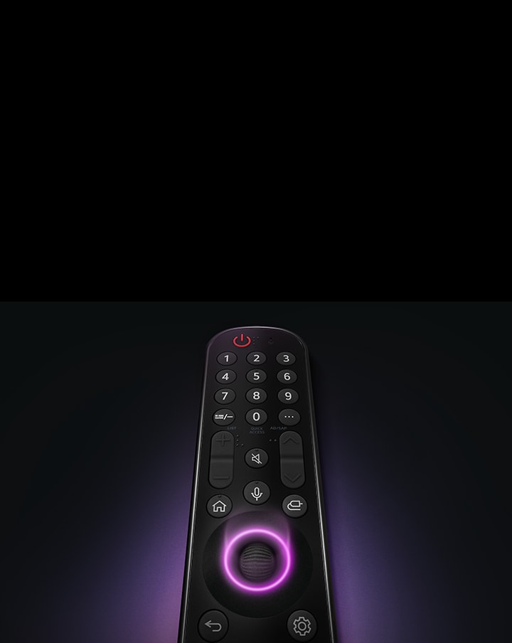 Um LG Magic Remote com o botão circular central, enquanto uma luz roxa neon irradia ao redor do botão para destacá-lo. Um brilho roxo suave envolve o controle remoto sobre um fundo preto.