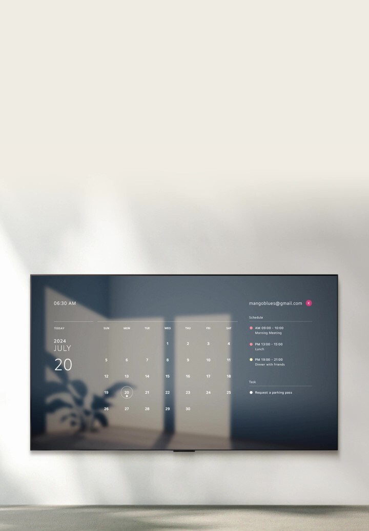 Uma TV LG exibe a imagem do nascer do sol com hora, data, clima e temperatura, e o texto “Bom dia”. Um balão de diálogo com o texto "Olá LG" aparece e desaparece, seguido por um balão de diálogo com o texto "Mostre-me a programação desta semana". A tela desaparece em uma exibição mostrando um calendário do Google e uma programação diária.