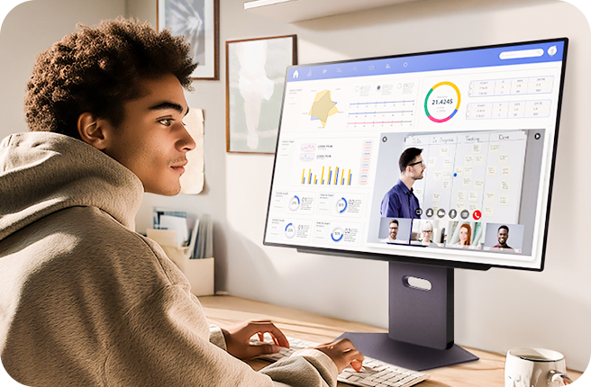 Pessoa usando o Monitor LG para estudar em um espaço compacto	