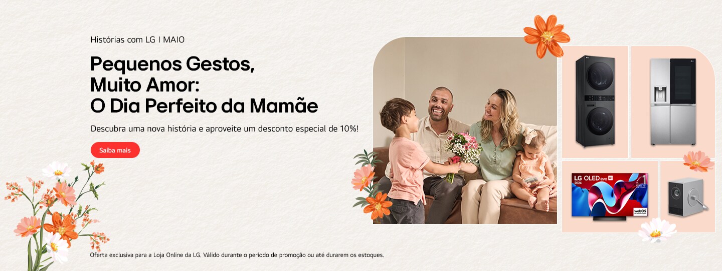 Crianças entregam flores para a mãe sorridente no sofá.