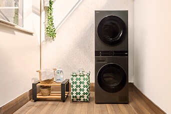 LG WashTower na lavanderia, destacando sua função de vapor para redução de alérgenos.