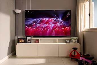 OLED TV na sala exibindo visuais coloridos e brilhantes com Brightness Booster.