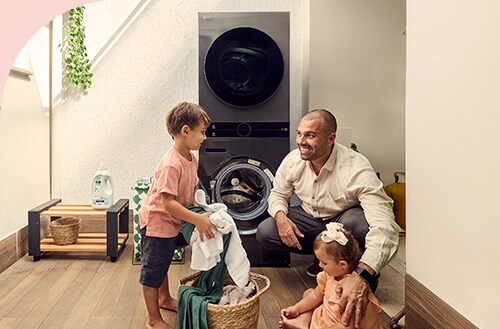 Crianças escrevem cartões para a mamãe e lavam, com o pai, as roupas manchadas de giz de cera usando o LG WashTower.