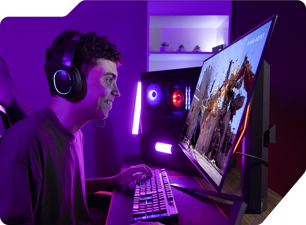 Bruno jogando Crimson Desert no monitor LG UltraGear OLED com um sorriso.