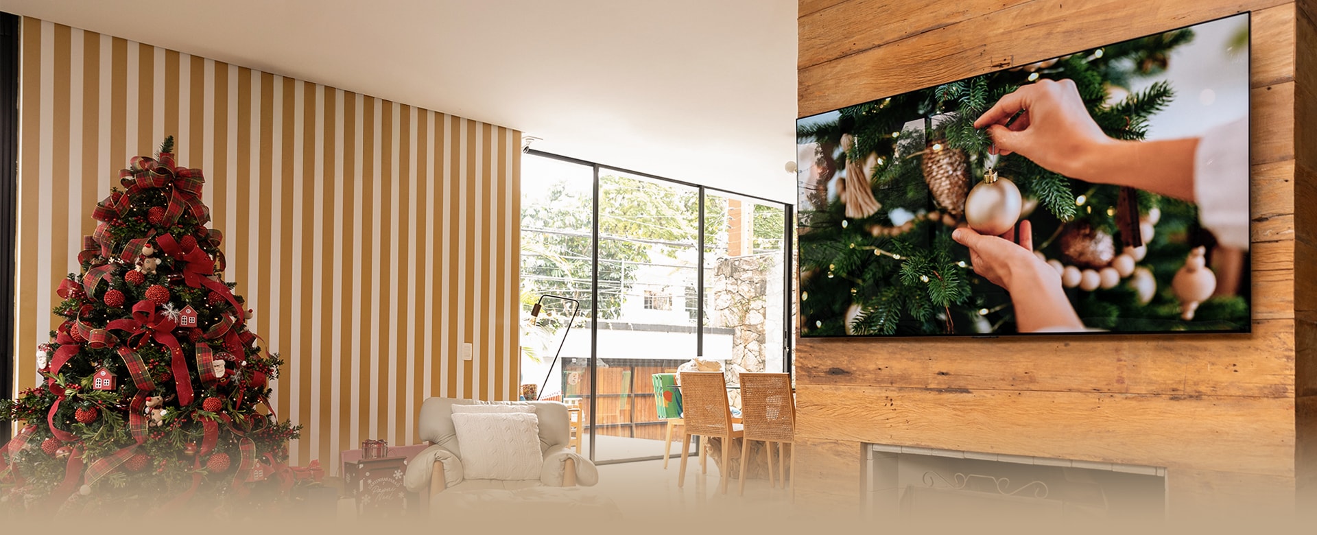 A TV LG OLED C4 está na sala de estar, perto de uma árvore de Natal.