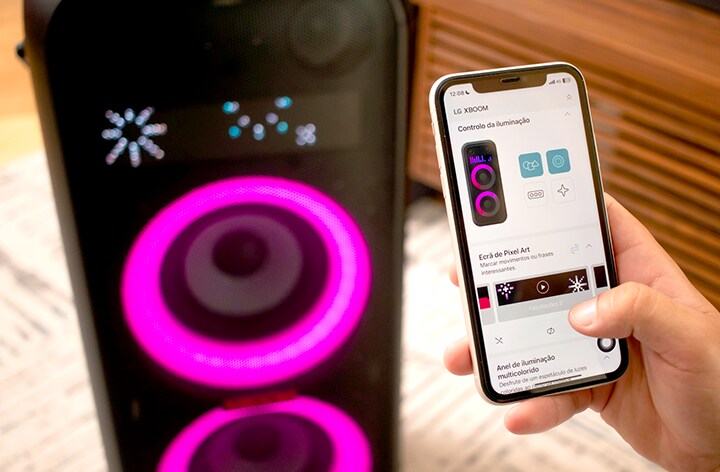 Homem operando o alto-falante LG XBoom com o aplicativo móvel. Ele está configurando a iluminação colorida e artes de pixel via aplicativo móvel.