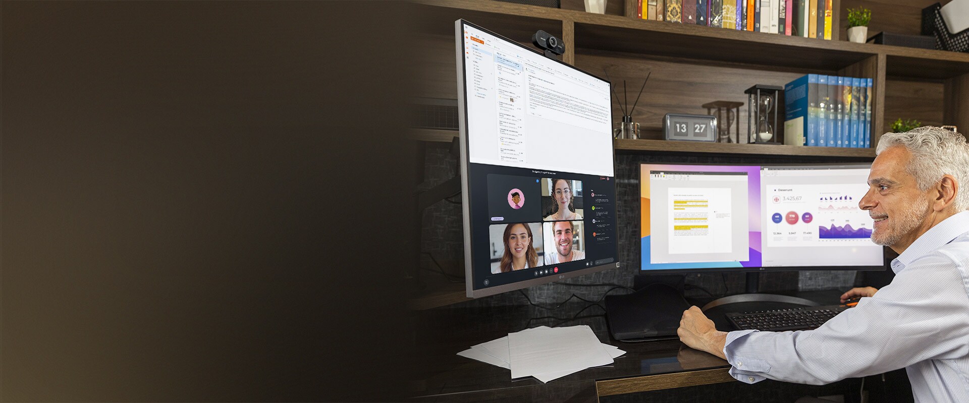 Luis trabalhando em home office com o monitor LG UltraWide e Ergo DualUp.