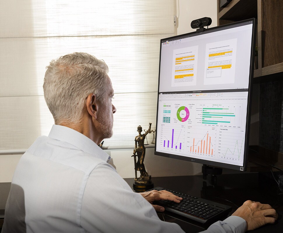 Luis trabalhando em home office com o monitor LG Ergo DualUp.