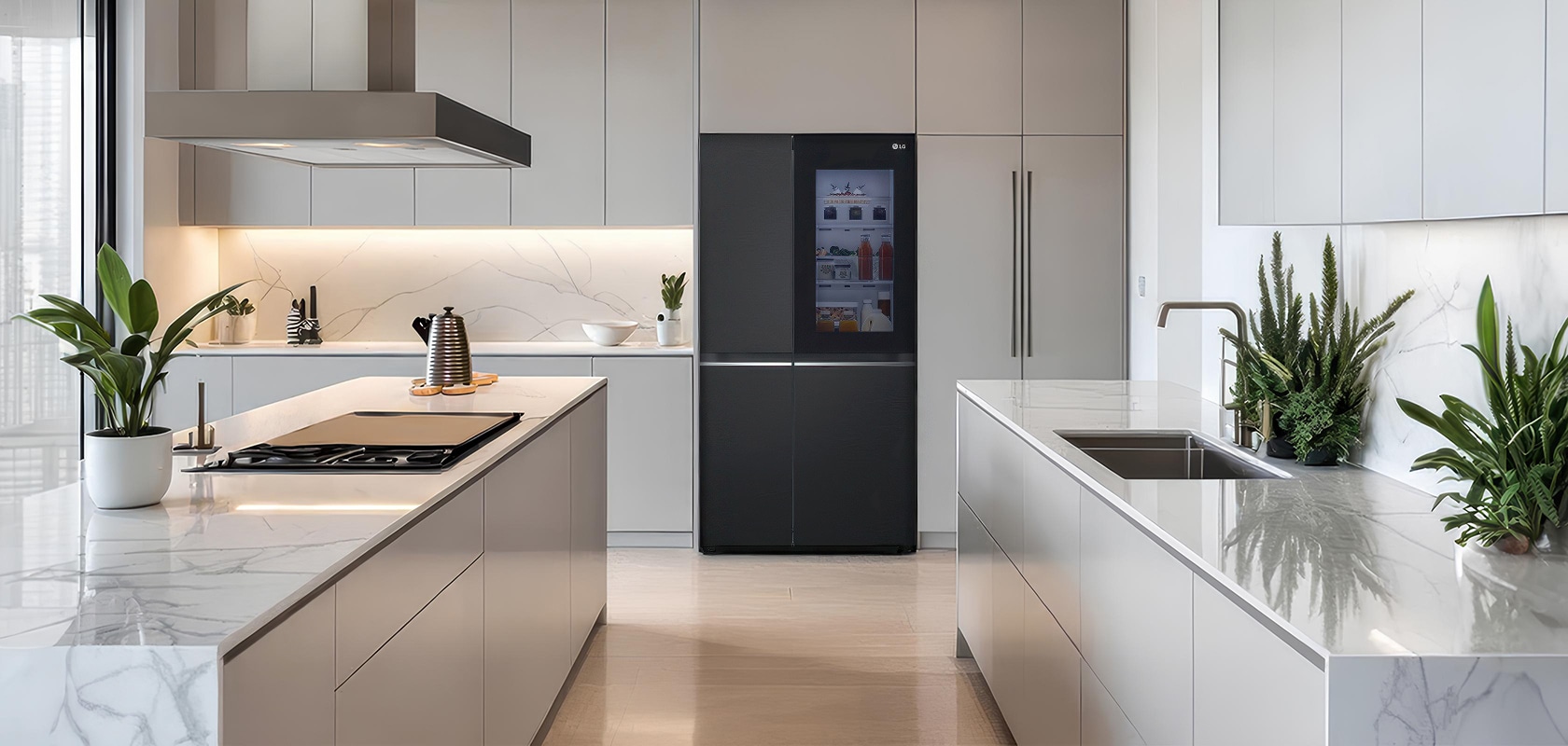 Outra vista de uma cozinha moderna com refrigerador LG e interiores elegantes.