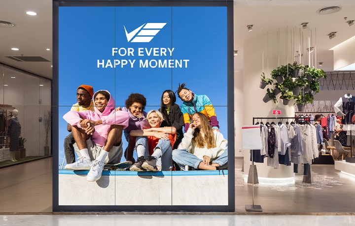 Esta imagem destaca um painel video wall em uma loja de varejo, configurado em um layout 2x3 com base nas preferências do usuário.