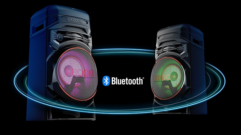 Dois RNC5s voltados um para o outro em ângulos diagonais contra um fundo preto com um logotipo Bluetooth no meio. Um tem luz roxa no woofer e o outro tem luz verde.