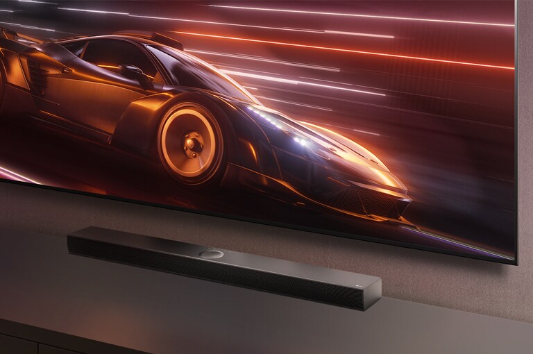 LG Soundbar e LG TV são exibidos juntos. Um jogo de carros de corrida é exibido na tela.