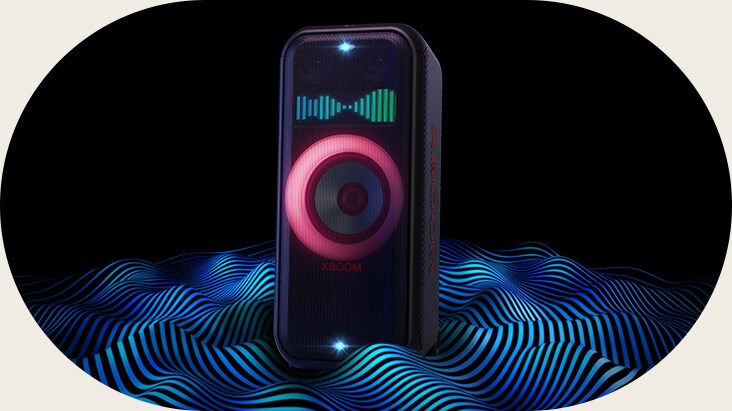 O LG XBOOM XL7T está no espaço infinito. A iluminação vermelha do woofer e as luzes estroboscópicas duplas estão ligadas. Na parte superior do alto-falante, um equalizador de som é exibido. Ondas sonoras estão saindo da parte inferior do alto-falante para enfatizar seus graves profundos.