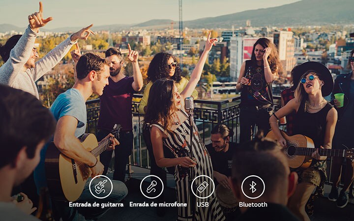 Há pessoas curtindo um show acústico com o LG XBOOM XL7T. Abaixo da imagem, há quatro ícones mostrados; Guitar in, Mic in, USB e Bluetooth.