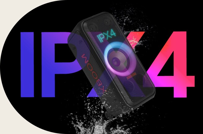 Visão diagonal do alto-falante. Água é pulverizada sobre o produto, para enfatizar a classificação IPX4. Uma palavra 'IPX4' está escrita atrás para fins de design.
