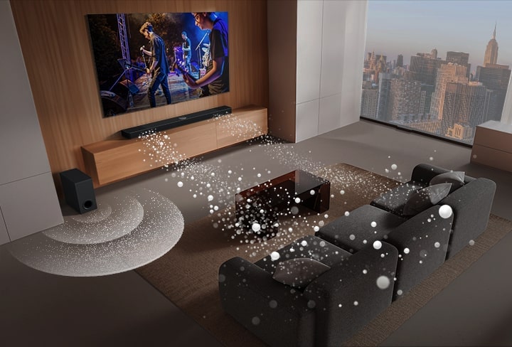 LG Soundbar, LG TV e subwoofer estão em uma sala de estar exibindo imagem na tela enquanto toca uma apresentação musical. Dois ramos de ondas sonoras brancas compostas por gotículas se projetam da barra de som e um subwoofer cria um efeito sonoro na parte inferior.