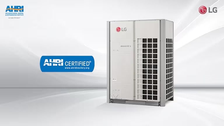 LG Multi V 5 é exibido no centro, envolto por uma névoa de partículas brancas, e o logotipo 'AHRI CERTIFIED' é colocado no lado esquerdo da unidade.