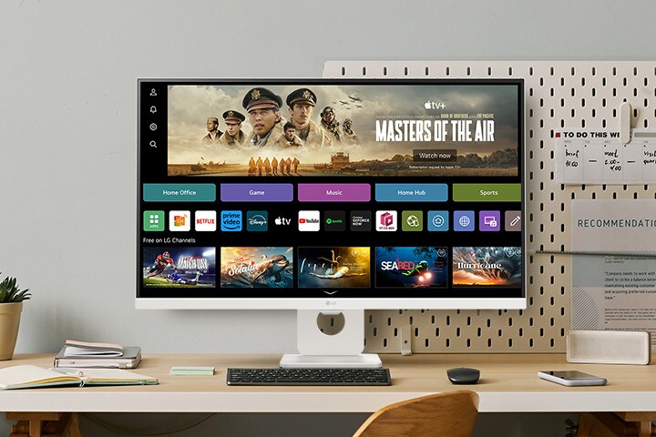 O vídeo mostra um monitor inteligente colocado na mesa, com a tela em transição na ordem do webOS, home office, música, jogo, fitness e esportes.