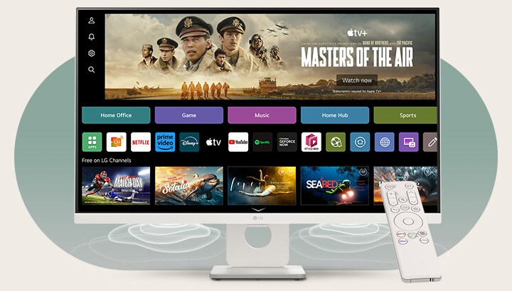 Na tela do monitor inteligente, a interface do webOS é exibida. As ondas dos alto-falantes emanam dos cantos inferiores do monitor e, no lado direito da tela, há um controle remoto.