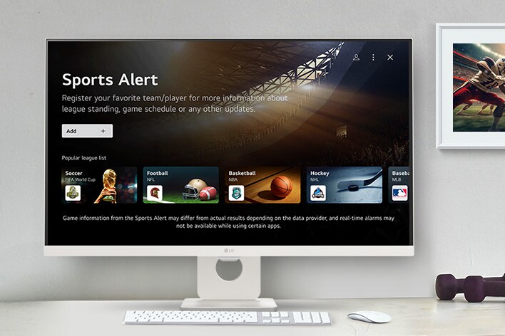 A tela do monitor inteligente colocada na mesa exibe a tela do SPORTS APP.